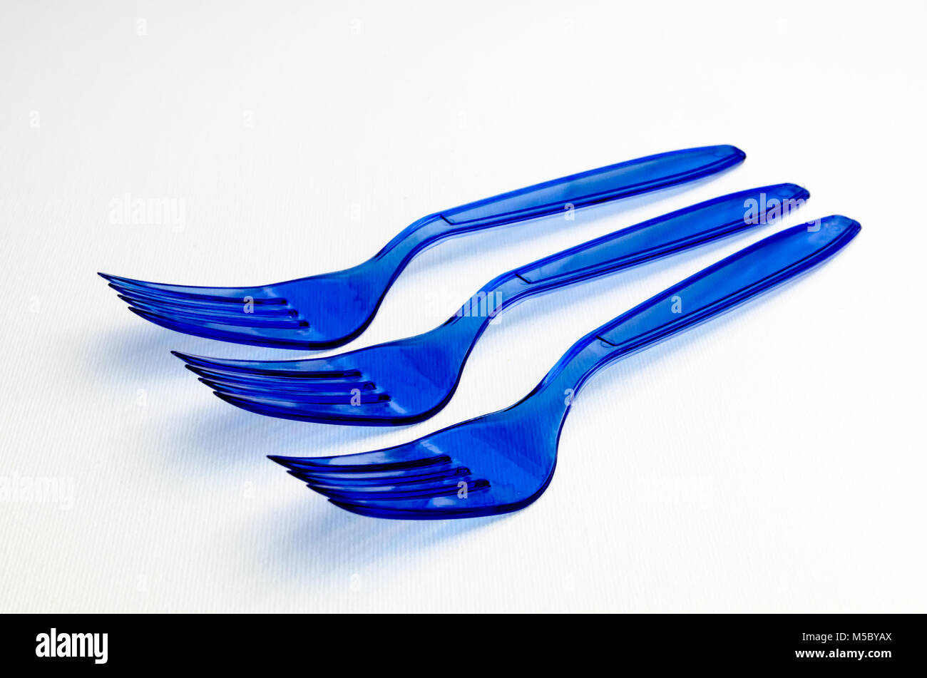 Une photographie de fourchettes en plastique bleu Banque D'Images