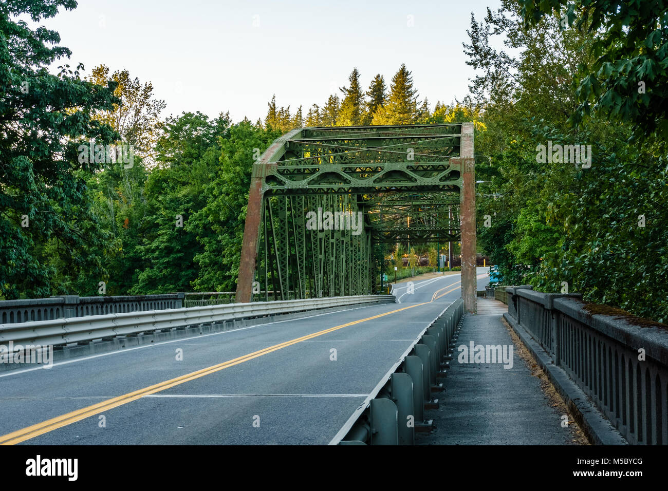 Snoqualmie, USA, le 2 septembre 2017 : Vieux pont métallique sur la rivière Snoqualmie, Reilroad avenue Banque D'Images