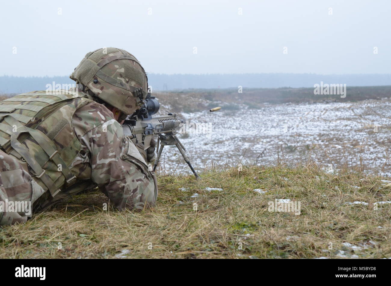 Soldats britanniques avec le Light Dragoons travailler en équipe comme ils mettent en pratique leurs compétences à un éventail sharpshooting près du Bemowo Piskie Domaine de formation, la Pologne, le 15 février 2018. Ces soldats sont une partie de l'unique groupe de combat multinationales, composé de États-Unis, Royaume-Uni, croate et soldats roumains qui servent avec la 15e Brigade mécanisée polonaise comme une force de dissuasion dans le nord-est de la Pologne à l'appui de l'OTAN vers l'amélioration de la présence. (Avec la permission de la photo par Tpr Surridge, ministère de la Défense du Royaume-Uni, l'auteur de la couronne) Banque D'Images