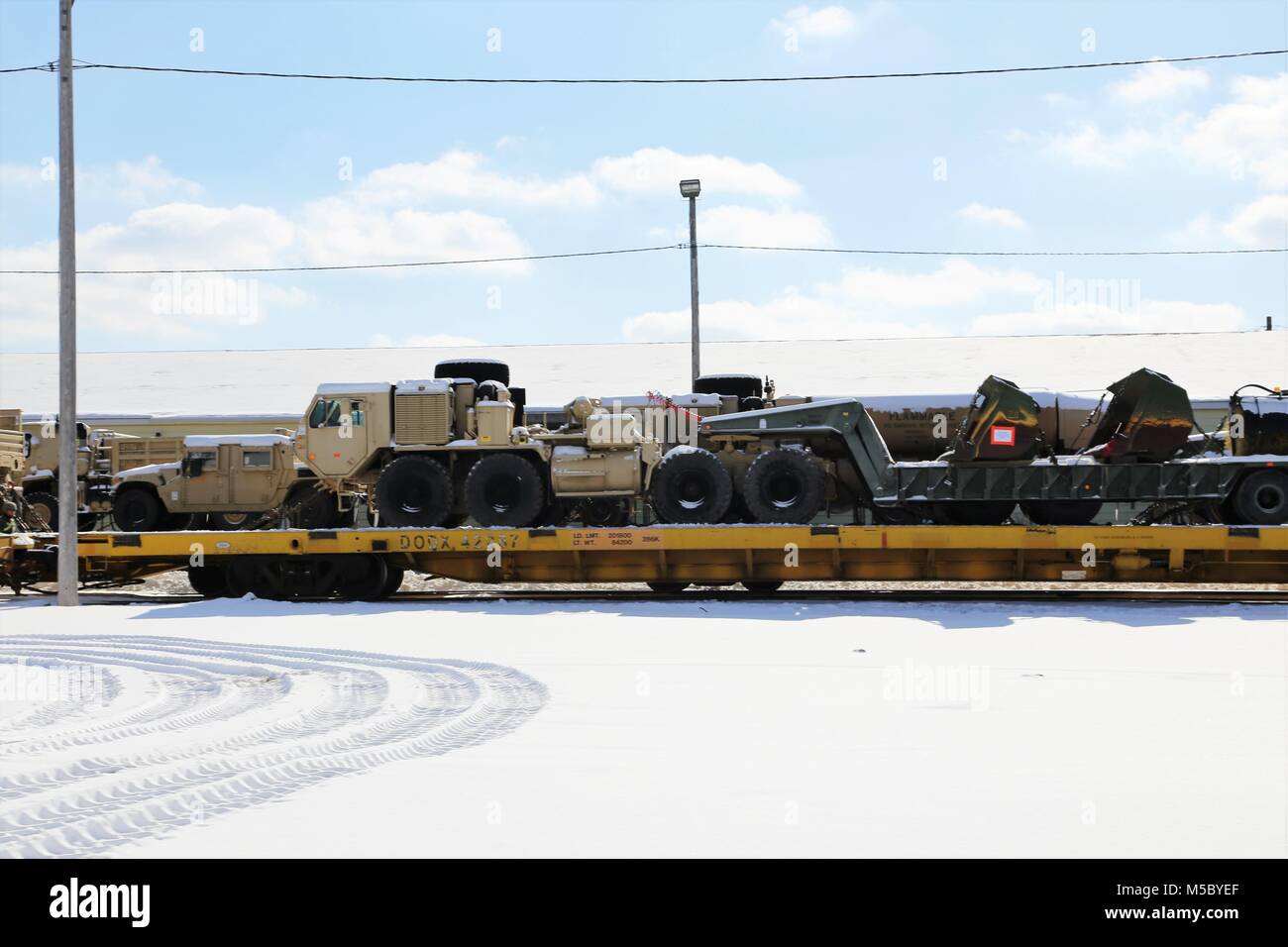 L'équipement militaire est illustré sur les wagons prêts à l'expédition le 7 février 2018, au Fort McCoy, au Wisconsin, le triage. Des dizaines de soldats à partir de deux unités du génie de l'armée, ainsi que de nombreux membres du personnel ayant le centre de préparation logistique Fort McCoy, terminé un mandat de quatre jours de l'exploitation ferroviaire par temps froid et l'exercice de déploiement dans le monde réel au début de février 2018 à l'installation de déplacer cet équipement. (U.S. Photo de l'Armée de Scott T. Sturkol, Public Affairs Office, Fort McCoy, Wisconsin) Banque D'Images