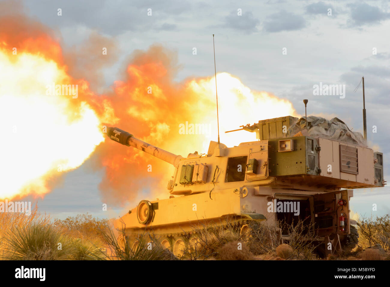 Une équipe de pièce Paladin M109 avec la Batterie B, 4e Bataillon, 1e Régiment d'artillerie, l'Artillerie de la Division à Fort Bliss, Texas de forêt dans les montagnes de Oro Grande variété complexe, Nouveau Mexique, 14 février 2018. 4-1 FA a mené un exercice de tir réel combiné avec 2e Escadron, 13e Régiment de cavalerie, 1st Armored Division pour maintenir la préparation au combat. (U.S. Photo de l'armée par la CPS. Gabrielle Weaver) Banque D'Images