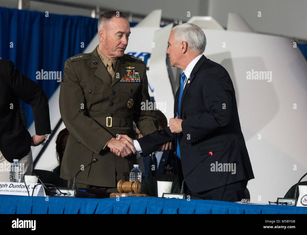 Mike Pence, Vice-président des États-Unis d'Amérique, droit, grâce U.S. Marine Corps le général Joseph F. Dunford, Jr., président de l'état-major des armées, après la 2ème réunion du Conseil national de l'espace à la John F. Kennedy Space Center Installation de traitement de la navette spatiale, en Floride, le 21 février 2018. Le Conseil s'est réuni pour examiner et entendre le témoignage de l'importance de l'entreprise spatiale américaine. (DoD Photo par le sgt de l'armée américaine. James K. McCann)r Banque D'Images