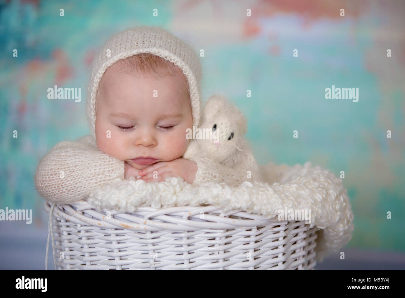 Peu Mignon Bebe Garcon Habille En Blanc En Tricot Fait Main Ours Dormir Ensemble Peaefully Avec Peu De Jouets Tricotes Dans Panier Photo Stock Alamy