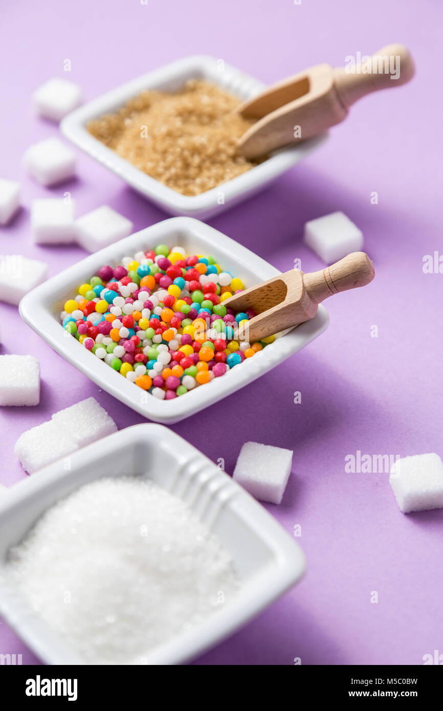 Différents types de sucre avec des bonbons colorés sur les bols de céramique. Utile comme arrière-plan de l'alimentation Banque D'Images