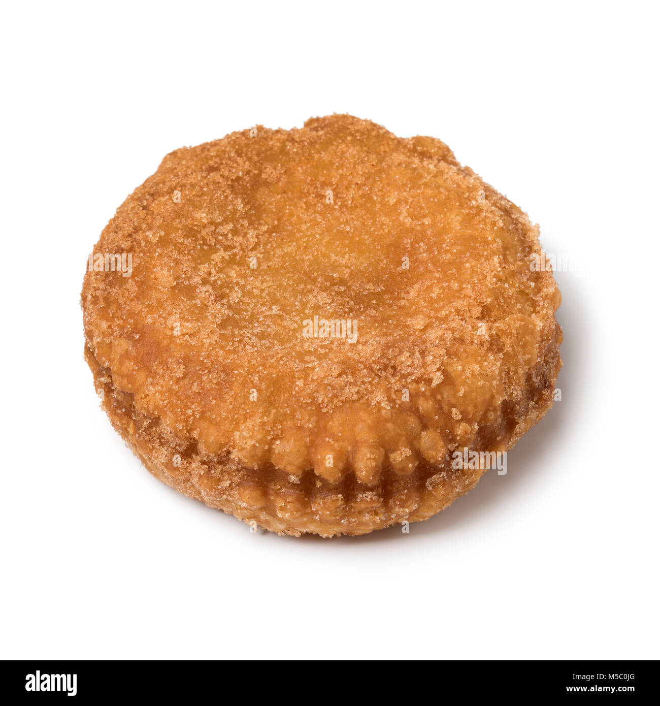 Seul frit sucré beignet ou appelflap, une pâtisserie traditionnelle hollandaise pour le Nouvel An, isolé sur fond blanc Banque D'Images