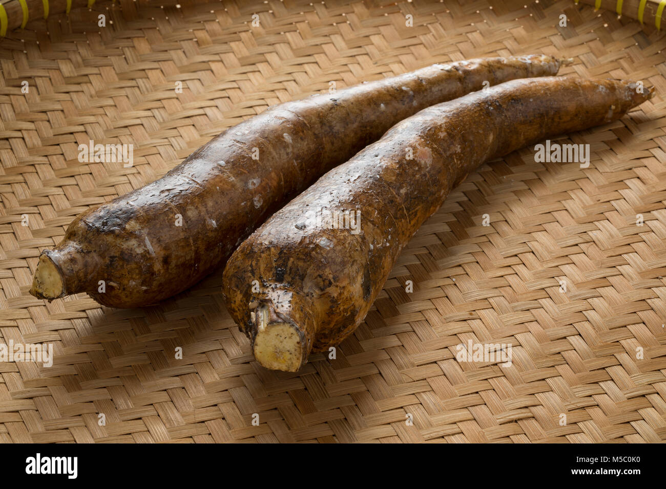 Les racines de manioc entier sur un arrière-plan en osier Banque D'Images