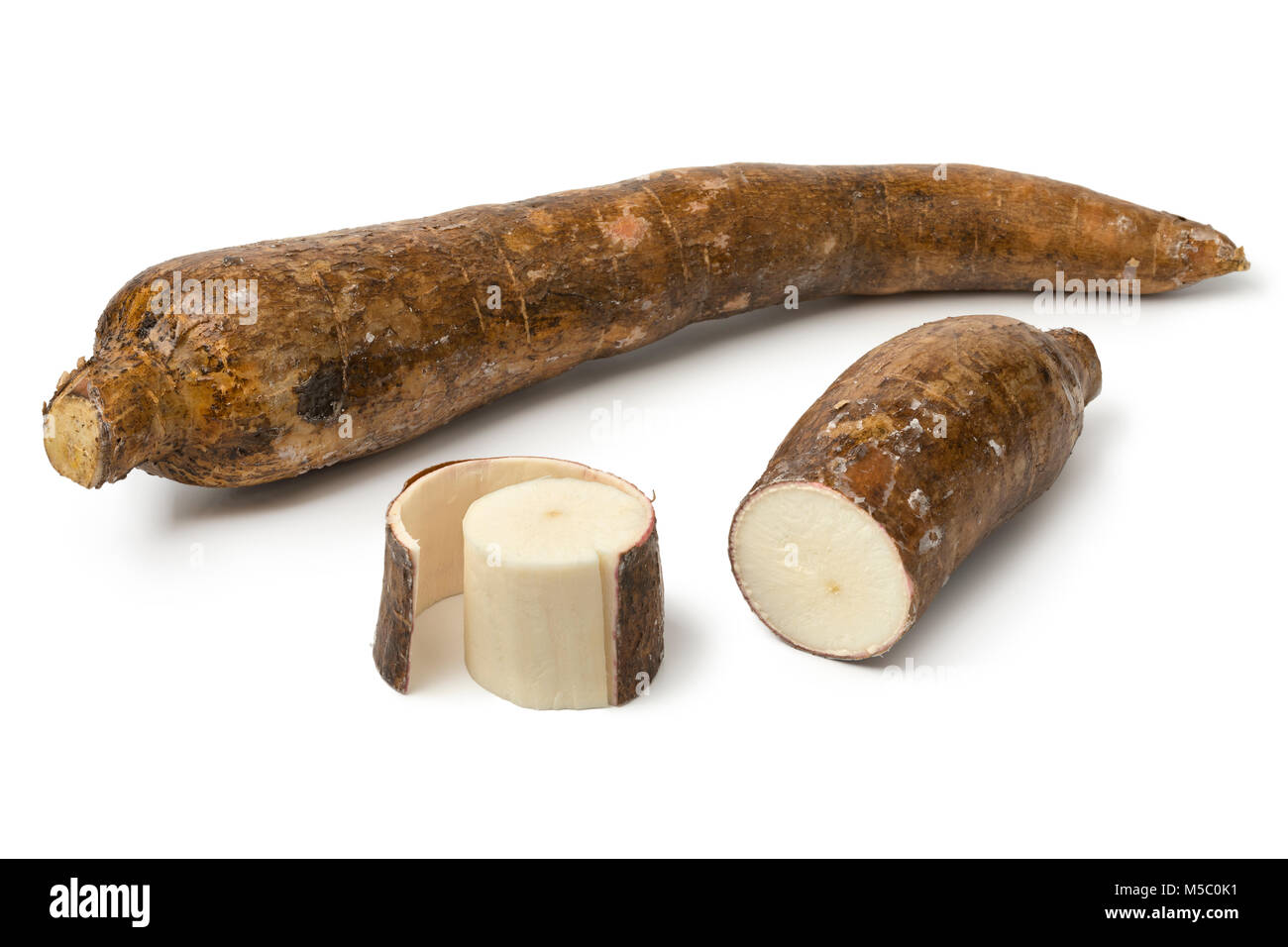 Ensemble de la racine de manioc et une pièce isolée à pelées fond blanc Banque D'Images