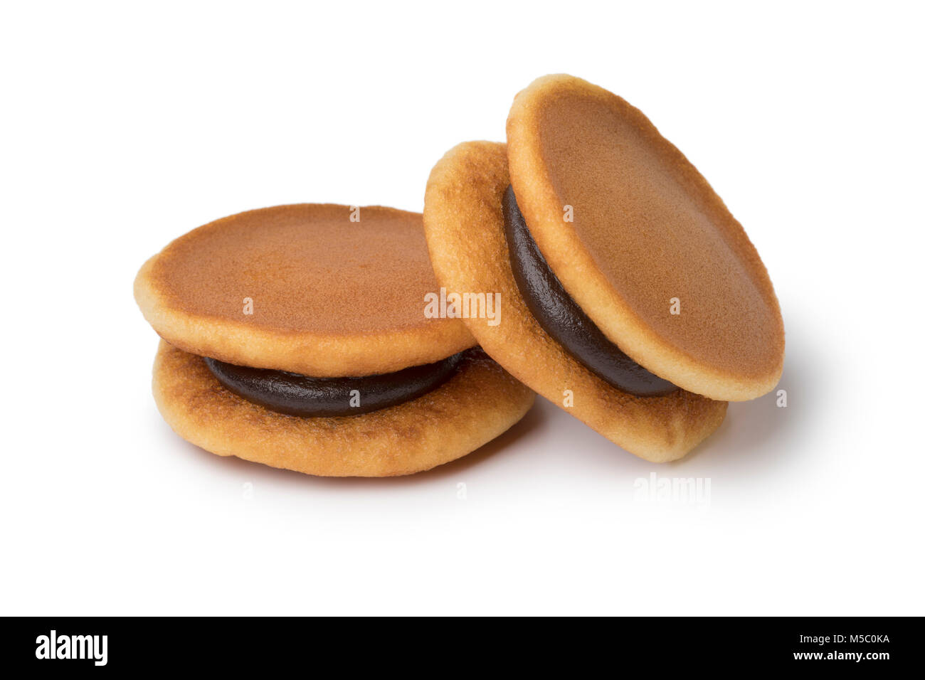 Deux Japonais Dorayaki close up isolé sur fond blanc Banque D'Images