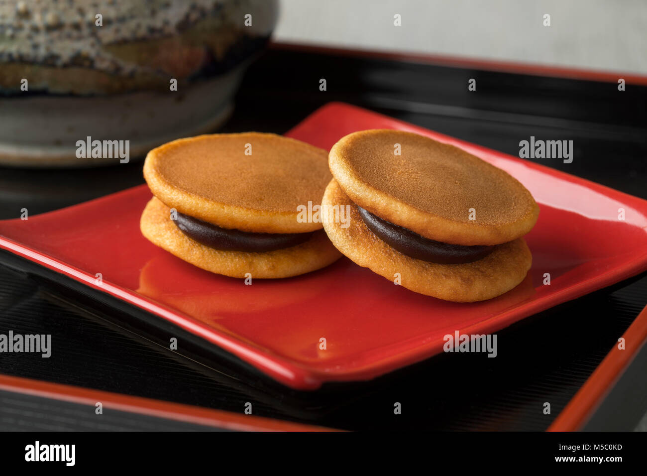 Deux Japonais Dorayaki close up sur un plat rouge Banque D'Images