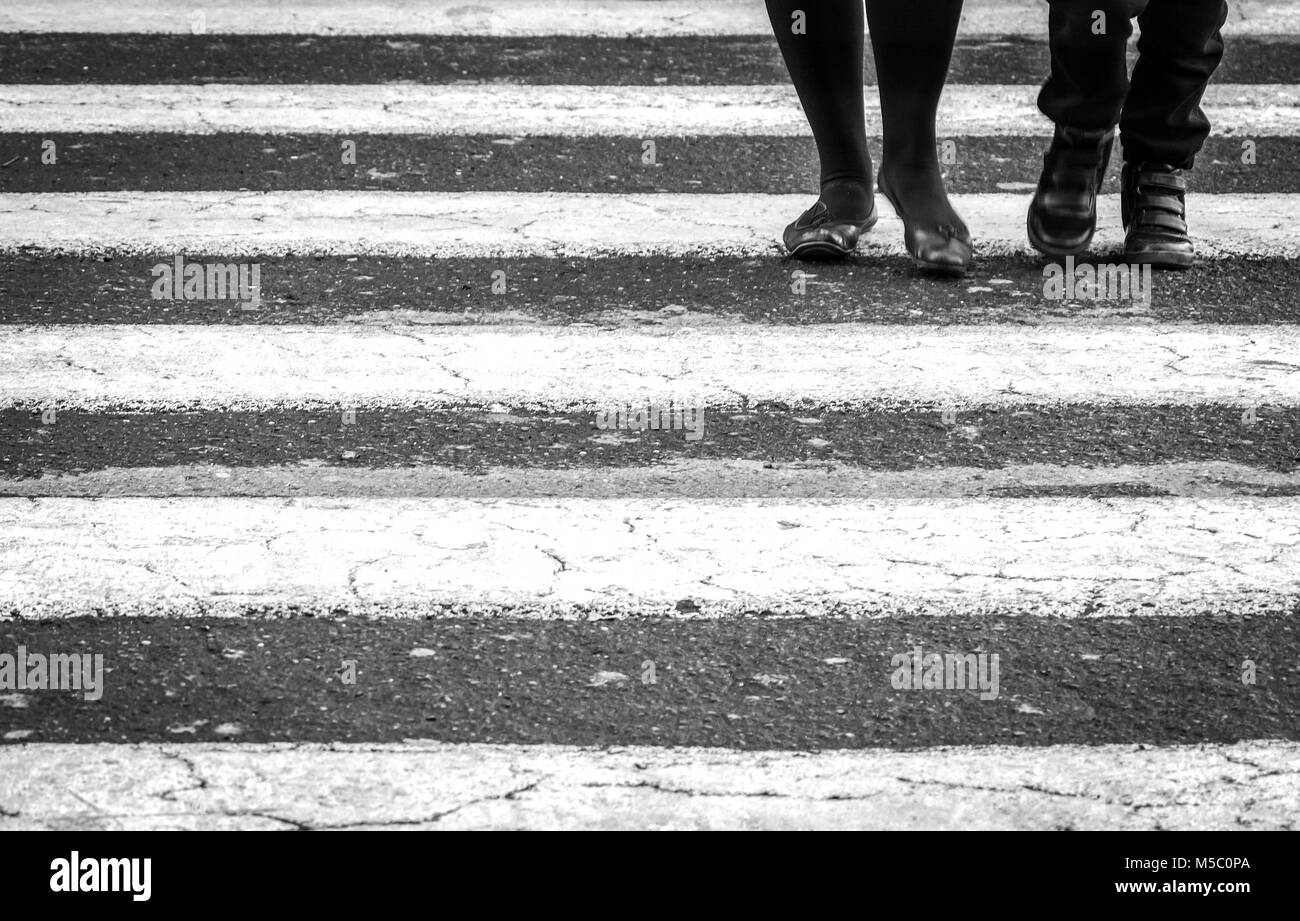 Personnes marchant sur un passage piétons. Tourné en noir et blanc. Paysage urbain et urbain concept Banque D'Images
