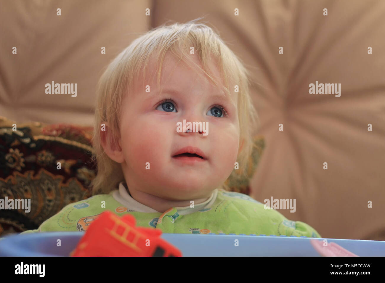 Portrait d'une petite fille blonde aux yeux bleus Banque D'Images