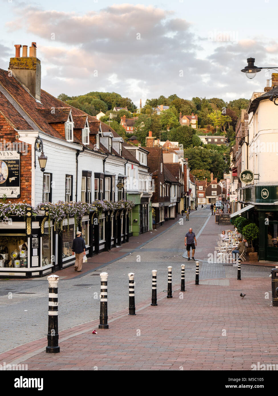 Lewes, England, UK - 21 août 2013 : les piétons à pied des boutiques et restaurants sur passé grand-rue Cliffe dans l'East Sussex ville de Lewes. Banque D'Images