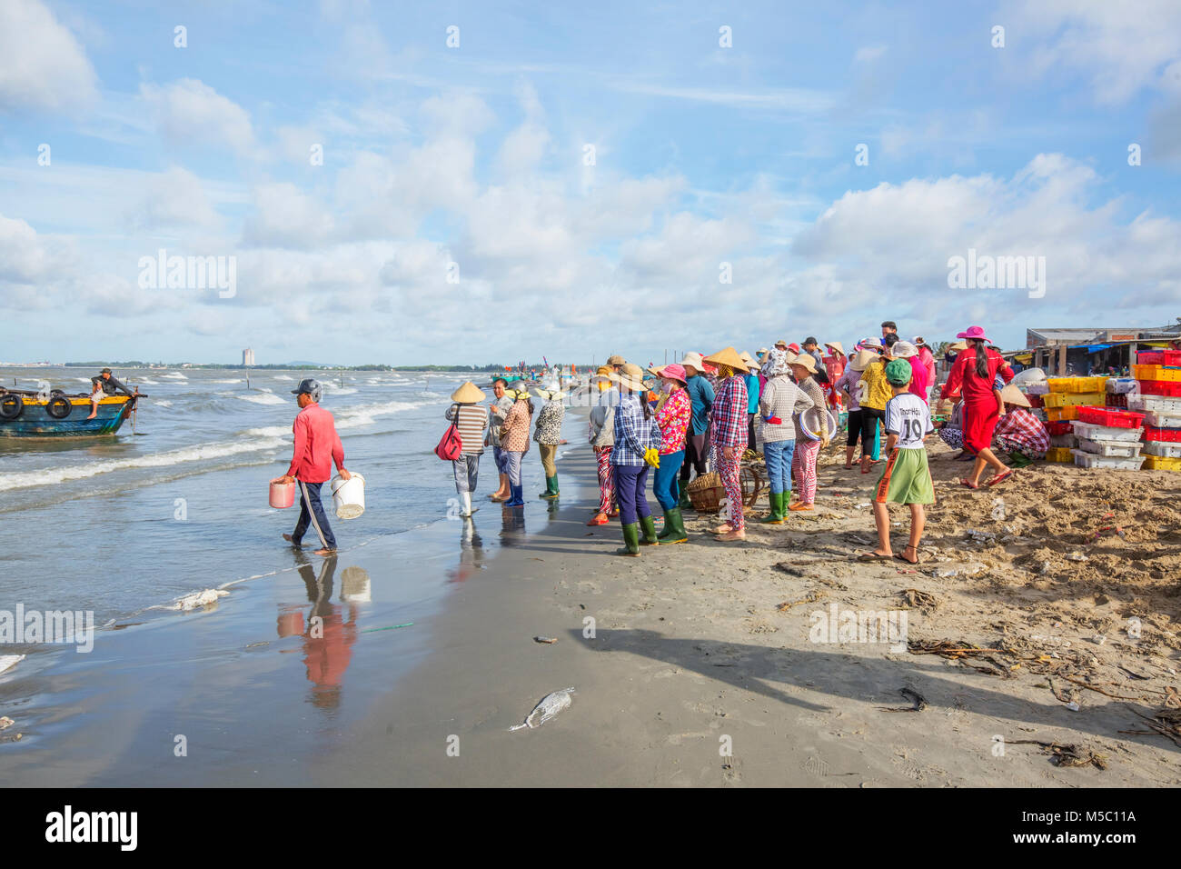 Les pêcheurs sur la plage au village de pêche, et de Long Hai Hai Long marché, Vung Tau, Vietnam Banque D'Images