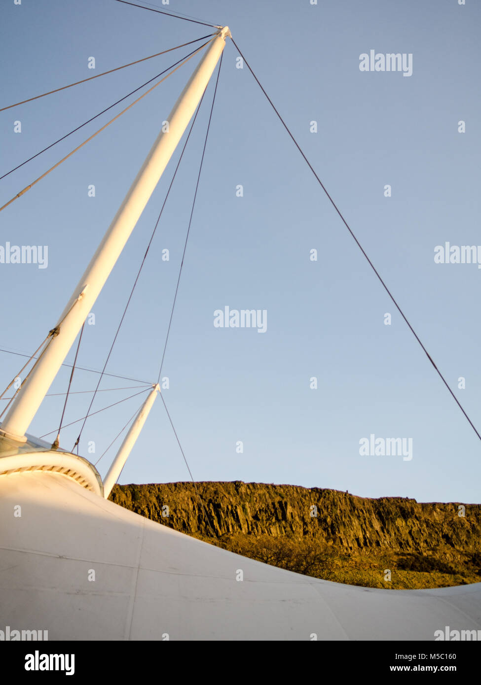 Edimbourg, Ecosse, ROYAUME UNI - 21 mars 2015 : soirée lumière brille sur la Terre dynamique à côté de notre musée Salisbury Crags dans Edinburgh's Holyrood Park. Banque D'Images