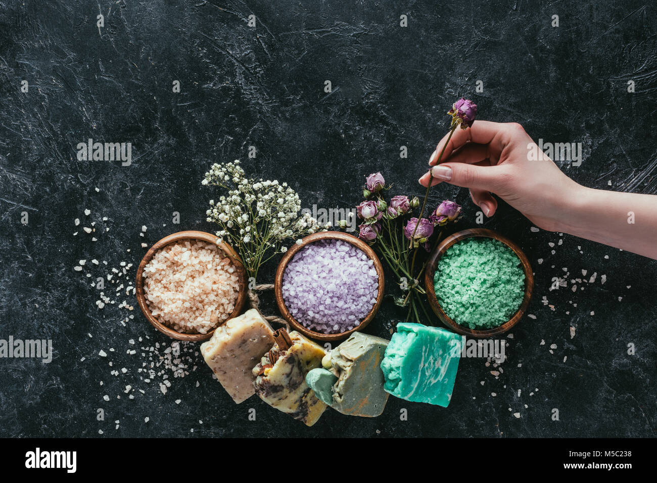Portrait De Femme La Main Avec Du Savon Fait Maison