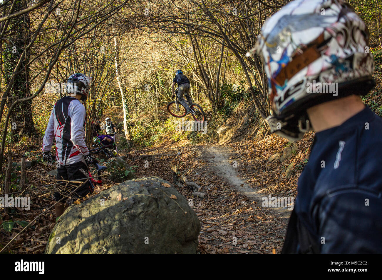 Groupe de garçons pratiquer le VTT downhill Banque D'Images