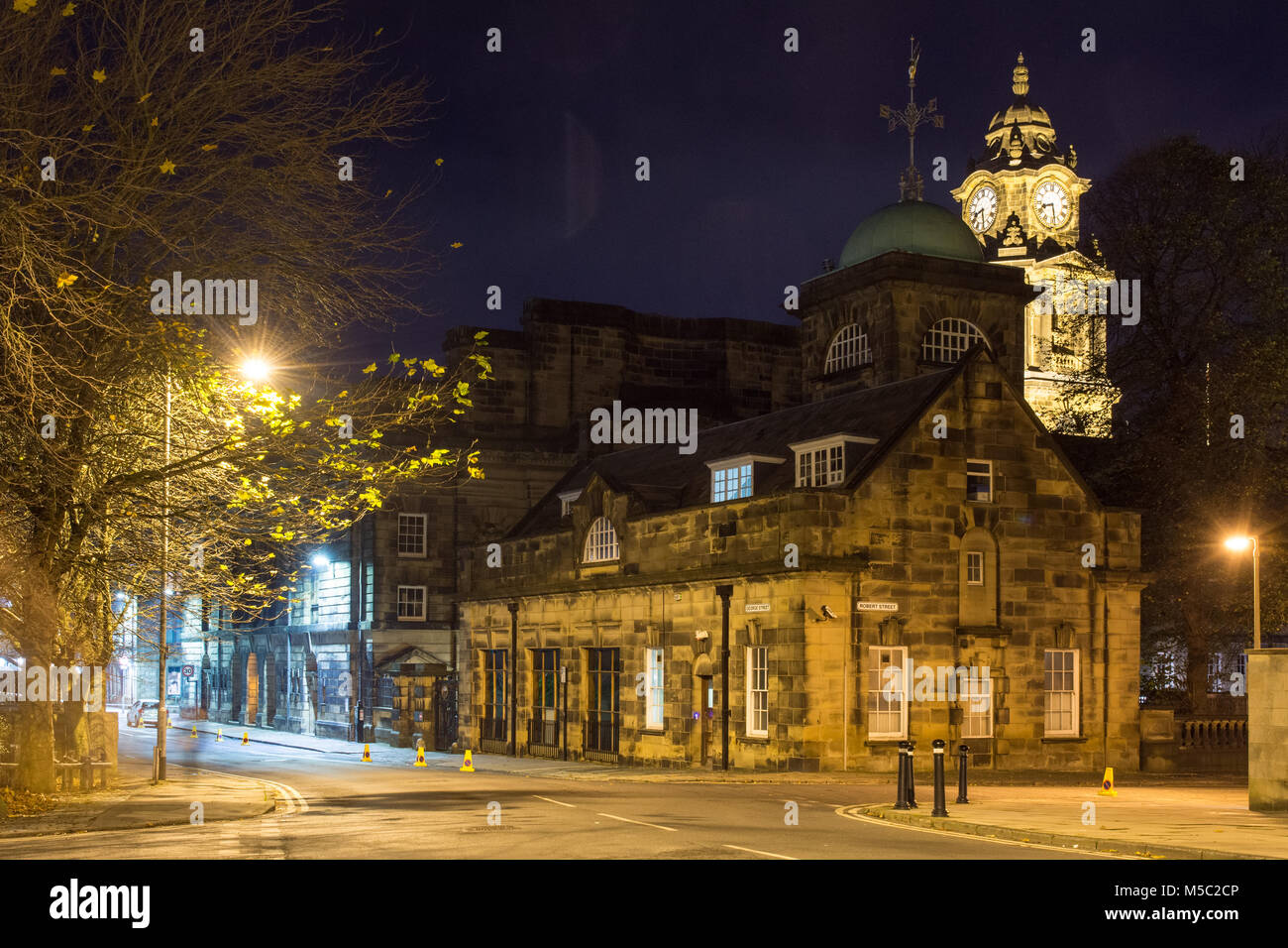 Lancaster, Angleterre, Royaume-Uni - 11 novembre 2017 : Le tour de l'horloge baroque édouardien de Lancaster de ville, siège du Conseil de la Ville de Lancaster, s'élève au-dessus de la Banque D'Images