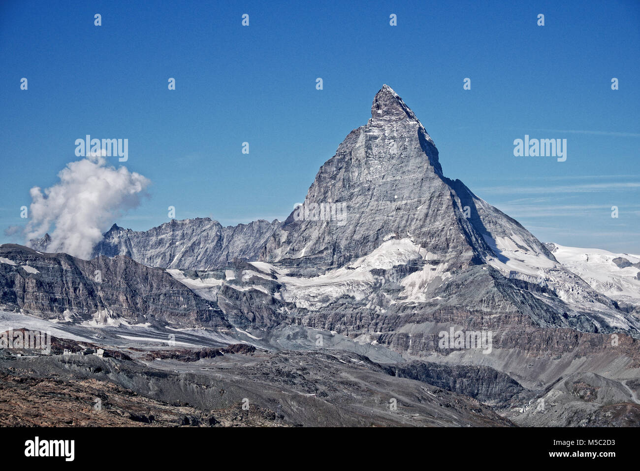 Le mont cervin sur une journée ensoleillée est haut au-dessus les Alpes environnantes. Les champs de glace et les glaciers ont beaucoup diminué en taille. Banque D'Images