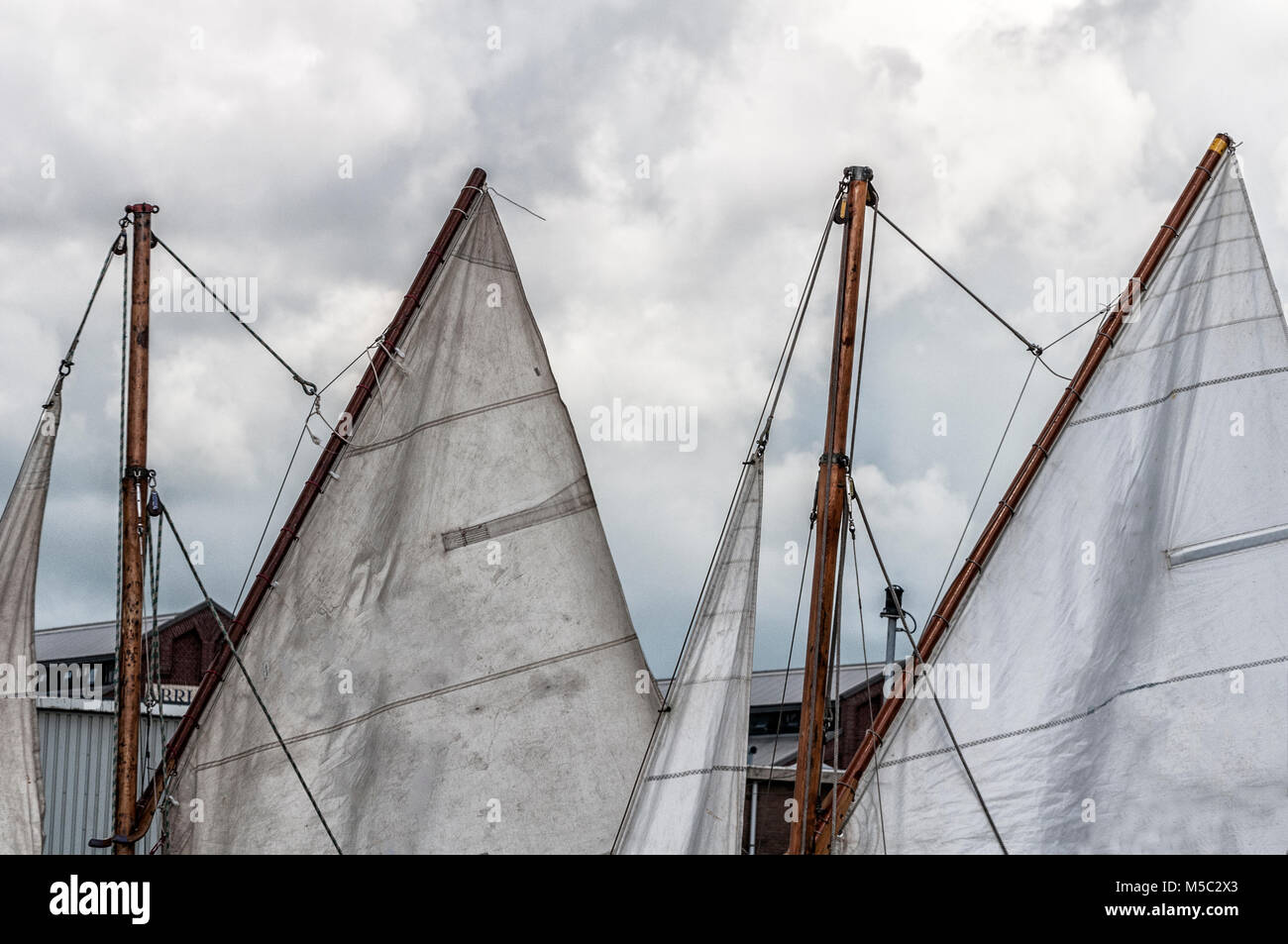 Grand-voile voile d'un bateau amarré dans le port Banque D'Images