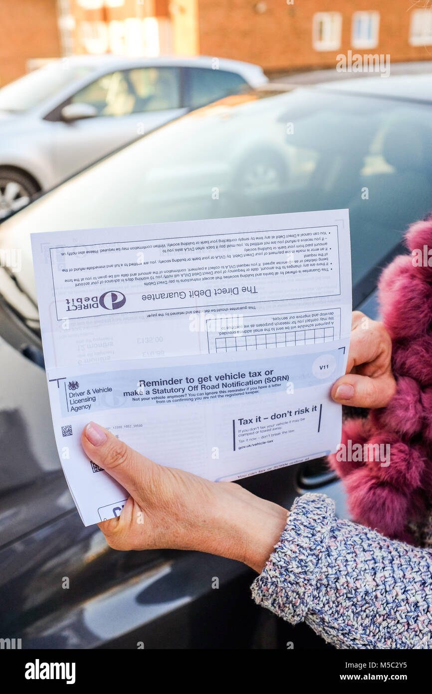 Contrôle de sa femme DVLA Taxe sur les véhicules automobiles Avis de rappel de renouvellement Banque D'Images