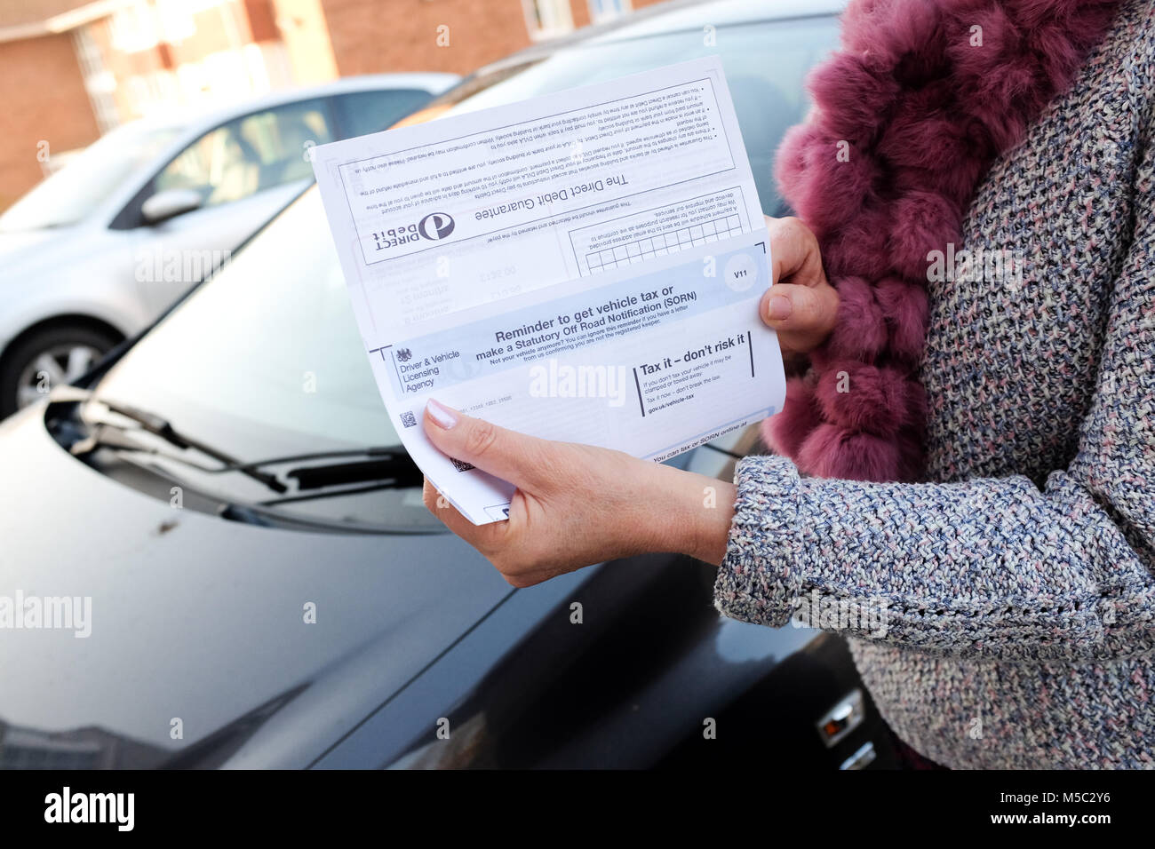 Contrôle de sa femme DVLA Taxe sur les véhicules automobiles Avis de rappel de renouvellement Banque D'Images