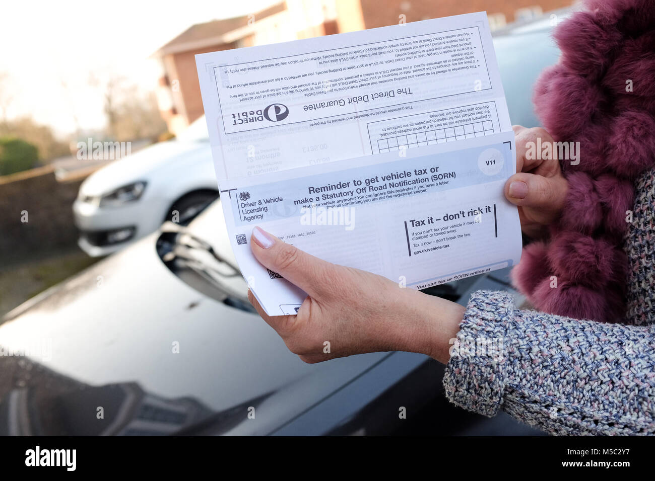 Contrôle de sa femme DVLA Taxe sur les véhicules automobiles Avis de rappel de renouvellement Banque D'Images