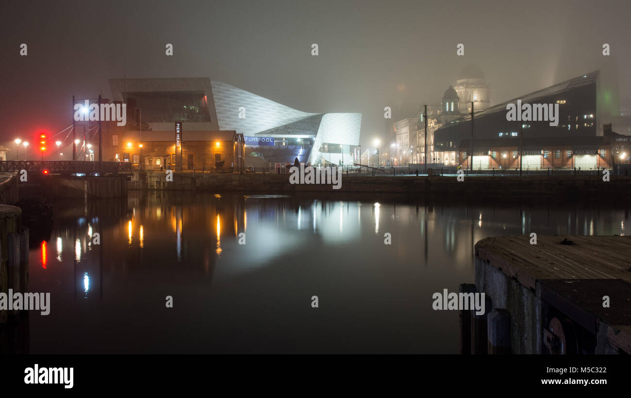 Liverpool, Angleterre, Royaume-Uni - 1 novembre, 2015 : Le Musée de Liverpool reflète la nuit à Canning Dock de Liverpool Docks. Banque D'Images