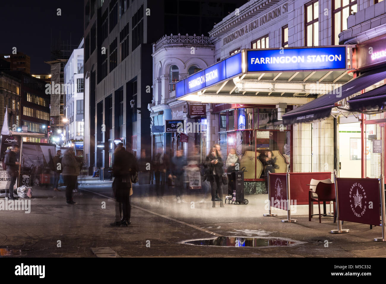 Londres, Angleterre, Royaume-Uni - 9 Février 2018 : les navetteurs à pied devant l'entrée de la station de Farringdon sur le métro de Londres, Thameslink et traverse, à Banque D'Images