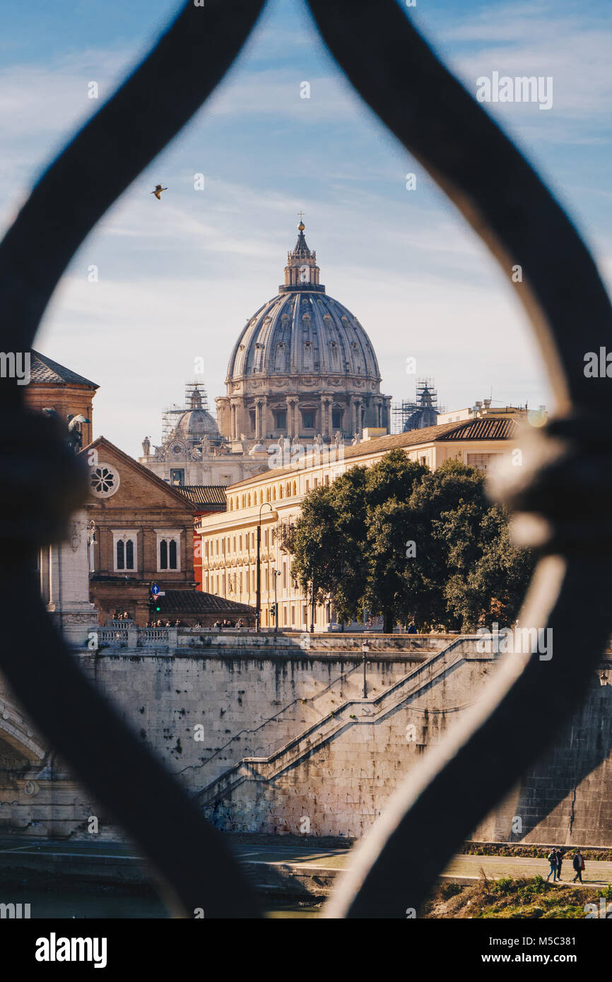 Basilique Saint Pierre du Vatican en vue de Sant' Angelo Bridge à Rome, Italie. L'accent sur la Basilique Banque D'Images