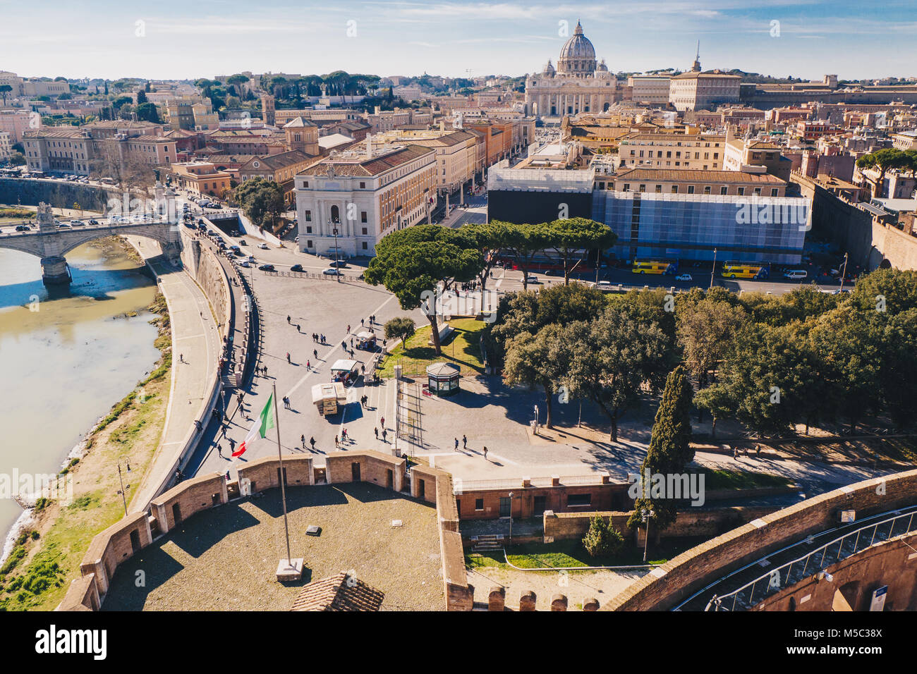 Vue de Rome et le Vatican depuis une fenêtre de Castel Sant'Angelo, Italie Banque D'Images