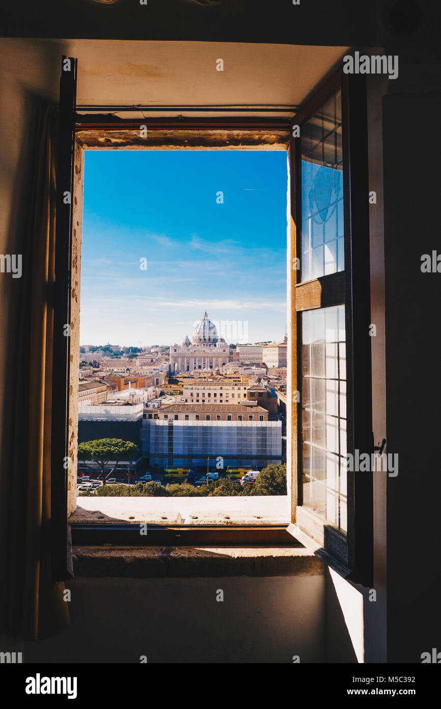 Vue de Rome et le Vatican depuis une fenêtre de Castel Sant'Angelo, Italie Banque D'Images