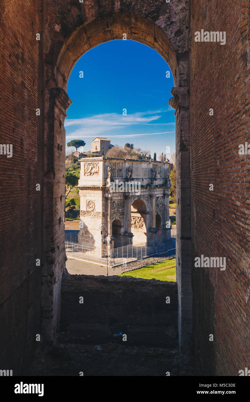 Arc de Constantin et le symbole historique de Rome comme vu de l'intérieur du Colisée romain Banque D'Images