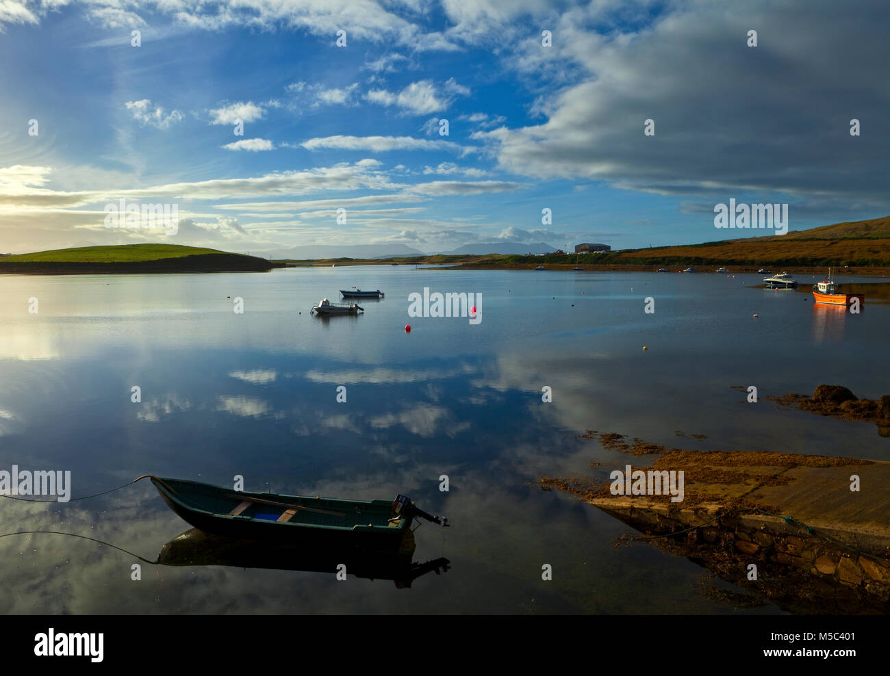 Curragh et des barques à Achill Sound, l'île d'Achill, Comté de Mayo, Irlande Banque D'Images