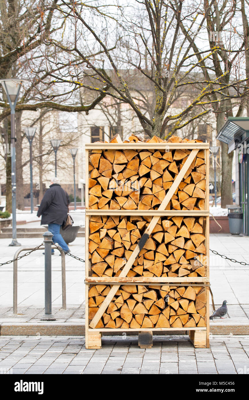 Tas de bois empilé sur la rue Banque D'Images