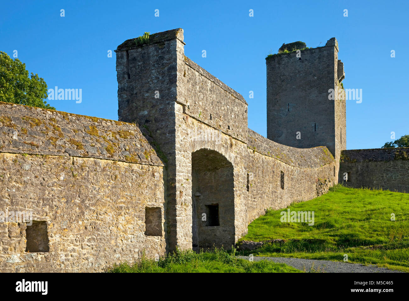 Passerelle dans les murs autour de demeure du 15ème siècle St Mary's Priory Augustian, Kells, County Kilkenny, Ireland Banque D'Images