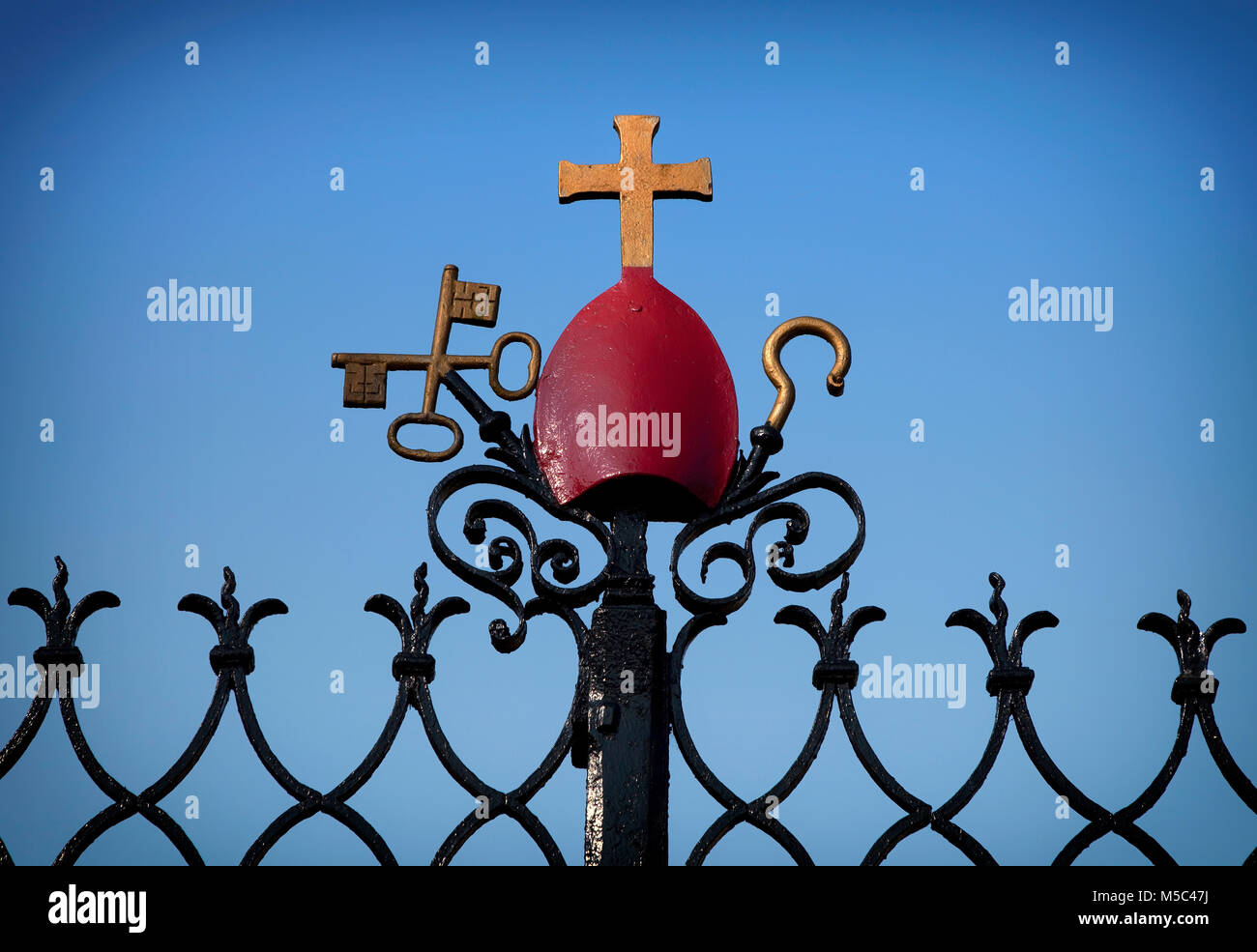 La symbolique chrétienne sur l'entrée de St'Carthagh Cathdral, Lismore, comté de Waterford, Irlande Banque D'Images