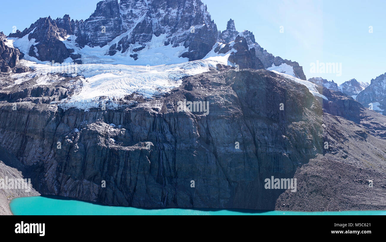 Cerro Castillo à la Cordillère Paine montagne en Patagonie, au Chili. Soleil qui brille d'en haut à l'harfang des roches. Banque D'Images