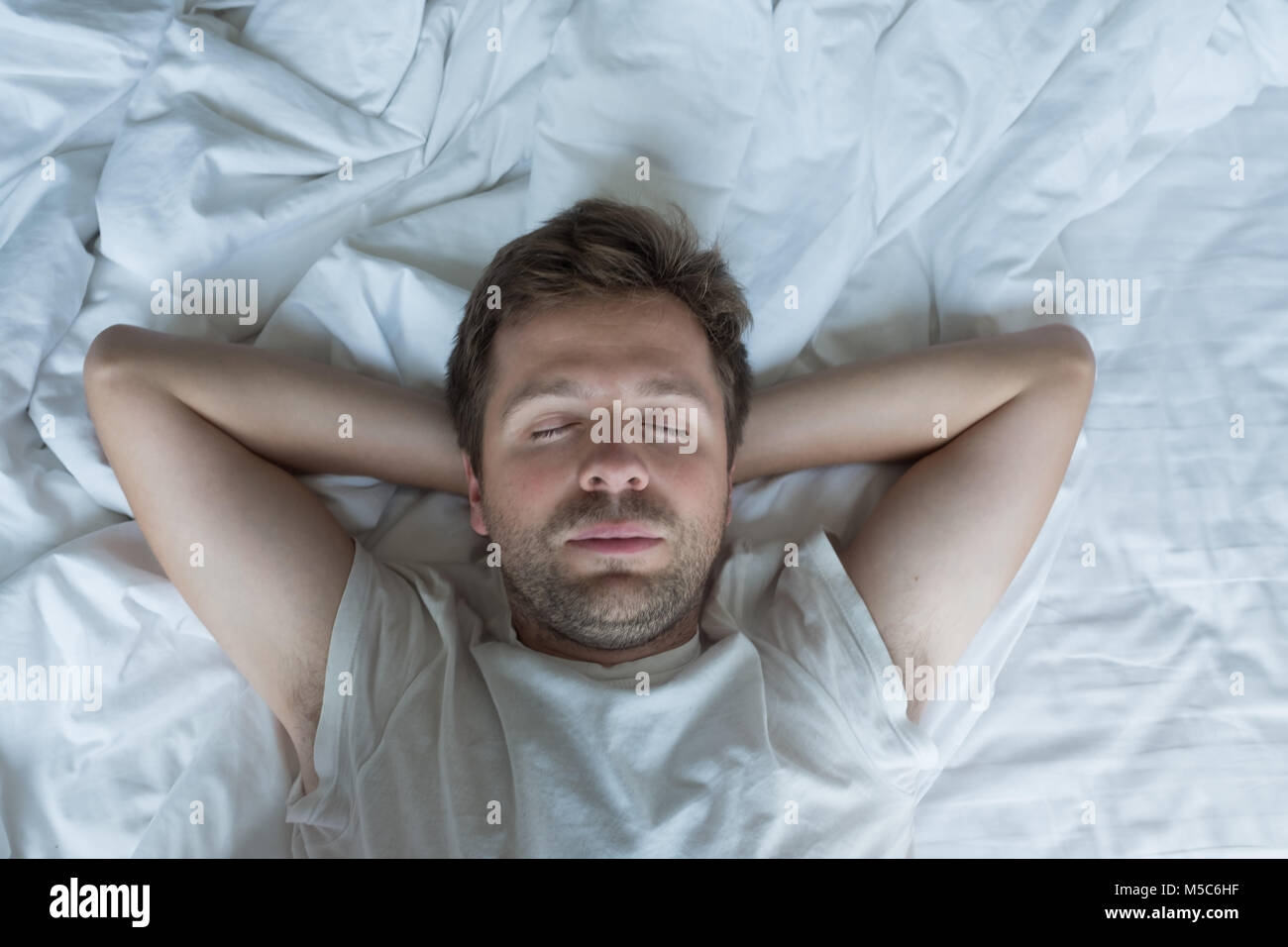 Caucasian man napping avec expression du visage heureux. Banque D'Images