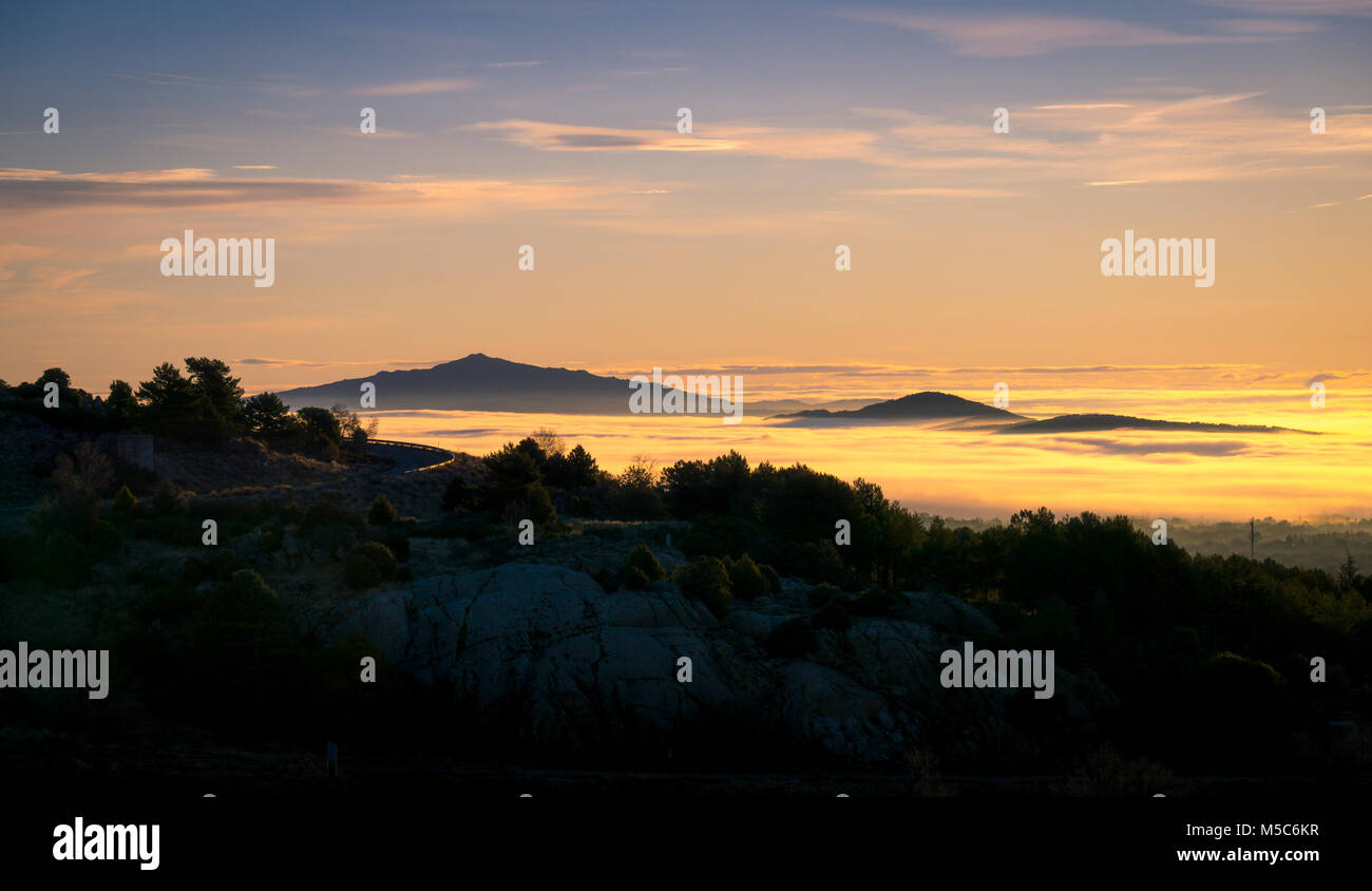 Mer de nuages en Navacerrada sur un froid matin d'hiver.Madrid le lever du soleil. Banque D'Images