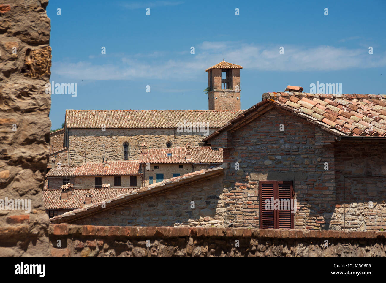Vue de l'Église médiévale Saint François dans le centre historique de Bettona, une petite ville dans la campagne de l'Ombrie en Italie Banque D'Images