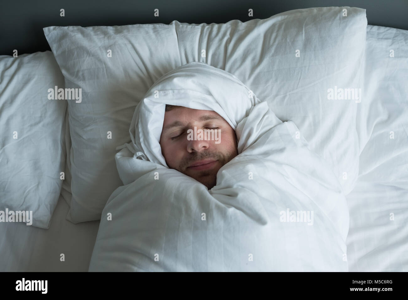 Caucasian man napping avec expression du visage heureux. Banque D'Images