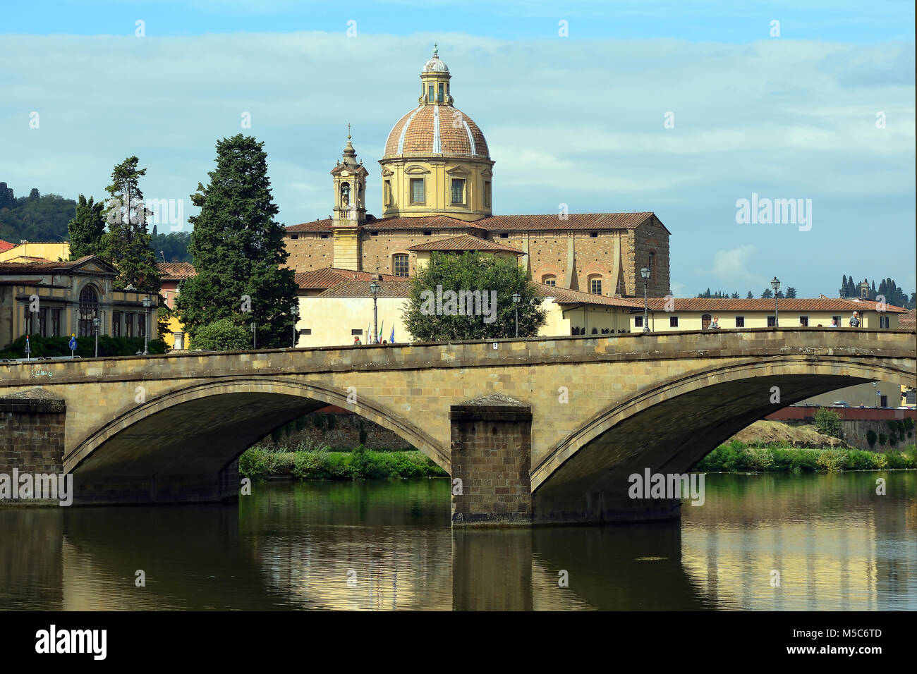 Vue sur le Ponte Santa Trinita de l'église Cestello San Frediano à l'Arno à Florence - Italie. Banque D'Images