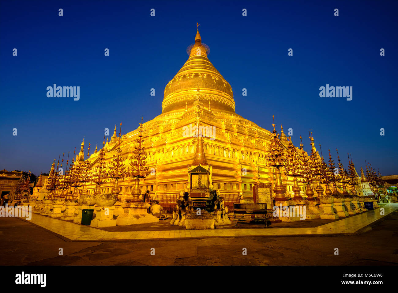 L'une des plus grandes pagodes de Bagan, la Pagode Shwezigon doré à Nyaung U, illuminé la nuit Banque D'Images