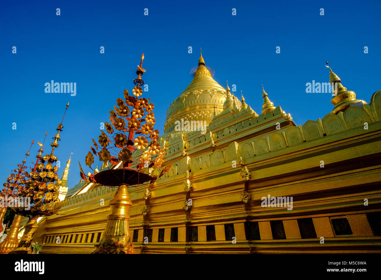 Détail d'une des plus grandes pagodes de Bagan, la Pagode Shwezigon doré à Nyaung U Banque D'Images
