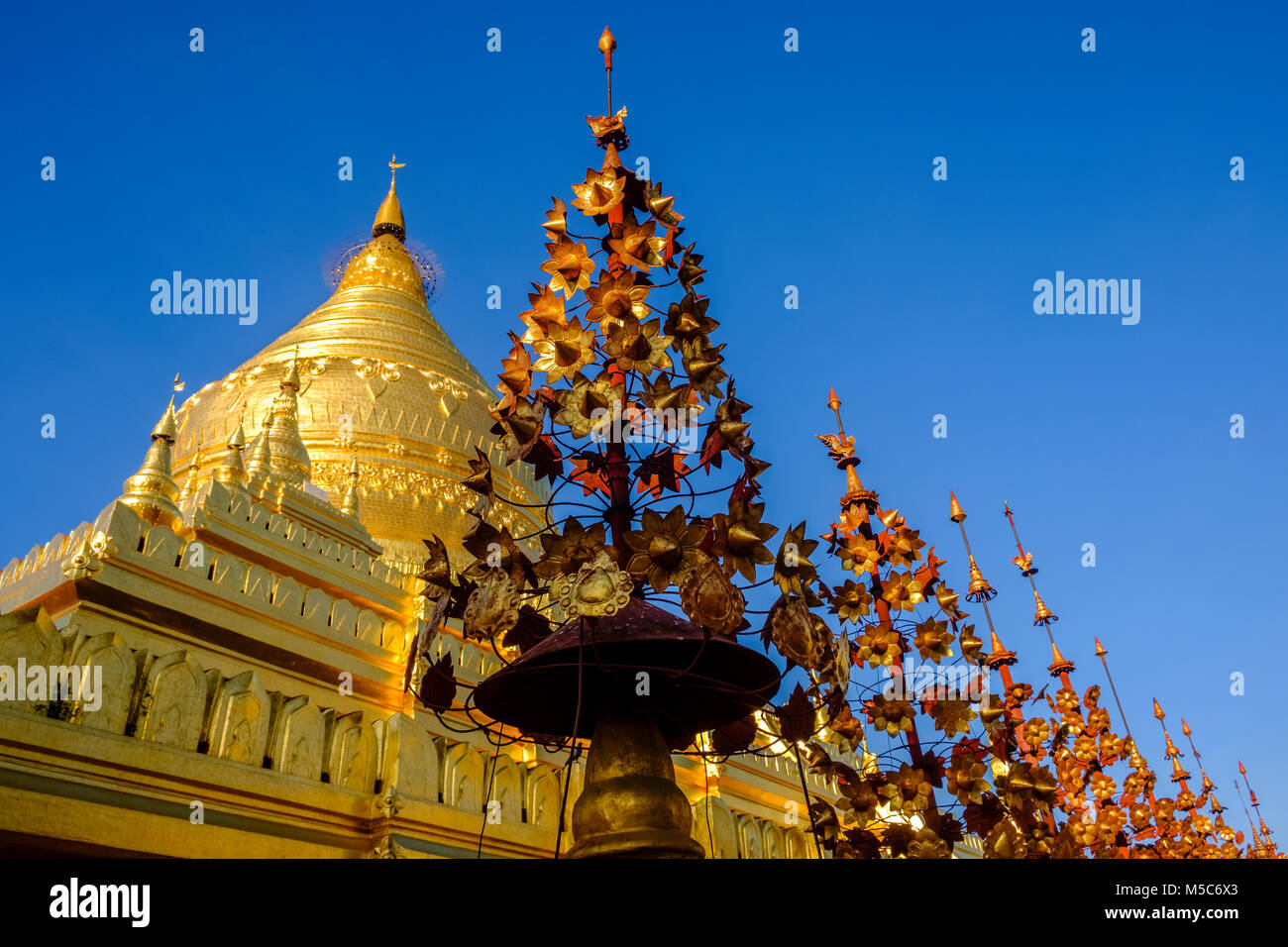 Détail d'une des plus grandes pagodes de Bagan, la Pagode Shwezigon doré à Nyaung U Banque D'Images