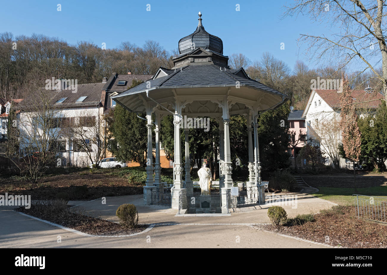 Pavillon avec Sodenia statue dans le Quellenpark de Bad Soden am Taunus, Hesse, Allemagne Banque D'Images