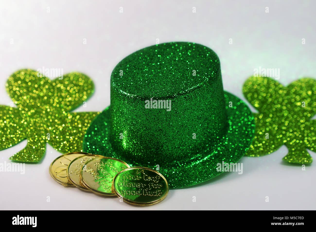 St Patrick's Day Sparkle Green Top Hat, green sparkle quatre feuilles, les trèfles, les pièces d'or. Banque D'Images