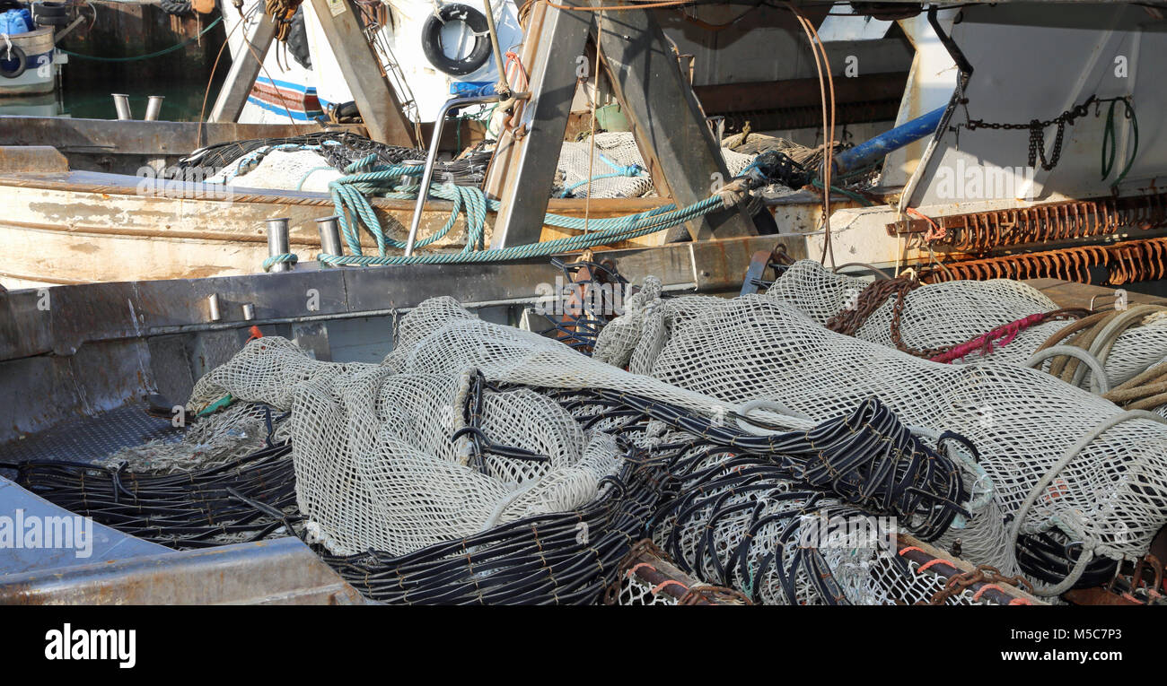 De nombreux filets de pêche sur le bateau industriel Banque D'Images