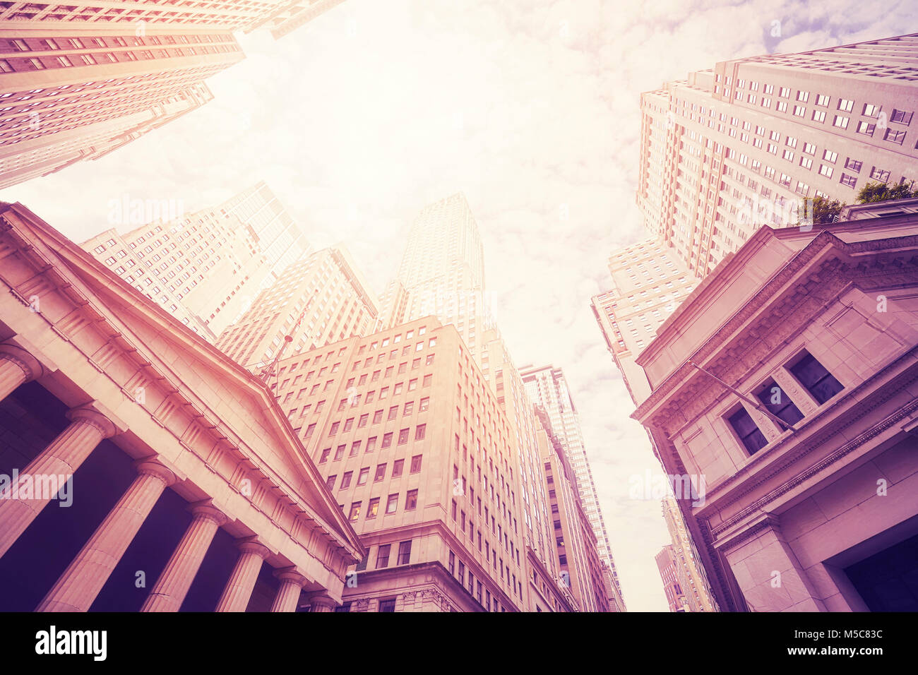 Regardant les bâtiments de Wall Street, aux tons de couleur photo, New York City, USA. Banque D'Images