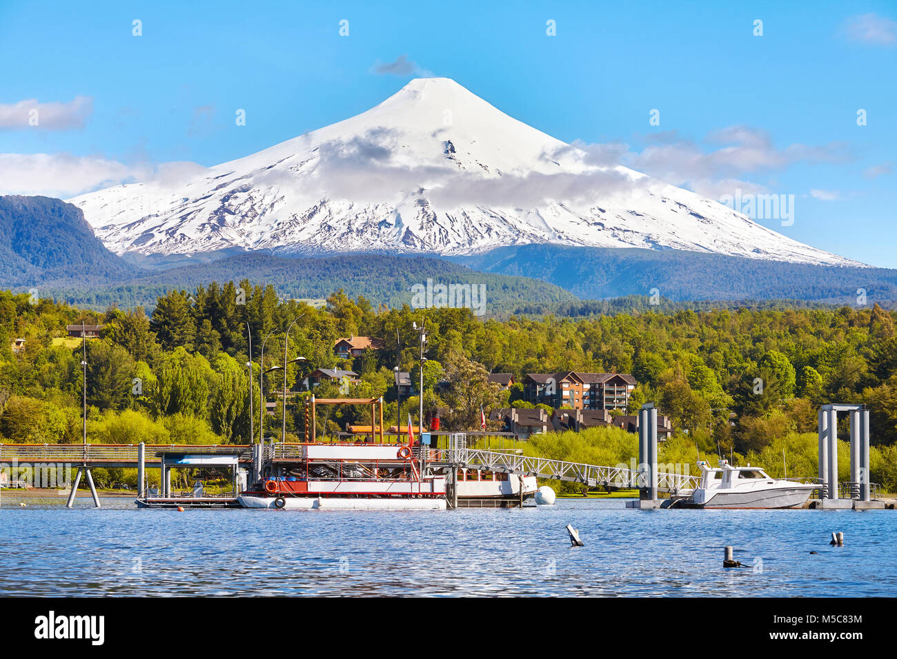 Villarrica, l'un des volcans les plus actifs du Chili, vu de Pucon. Banque D'Images